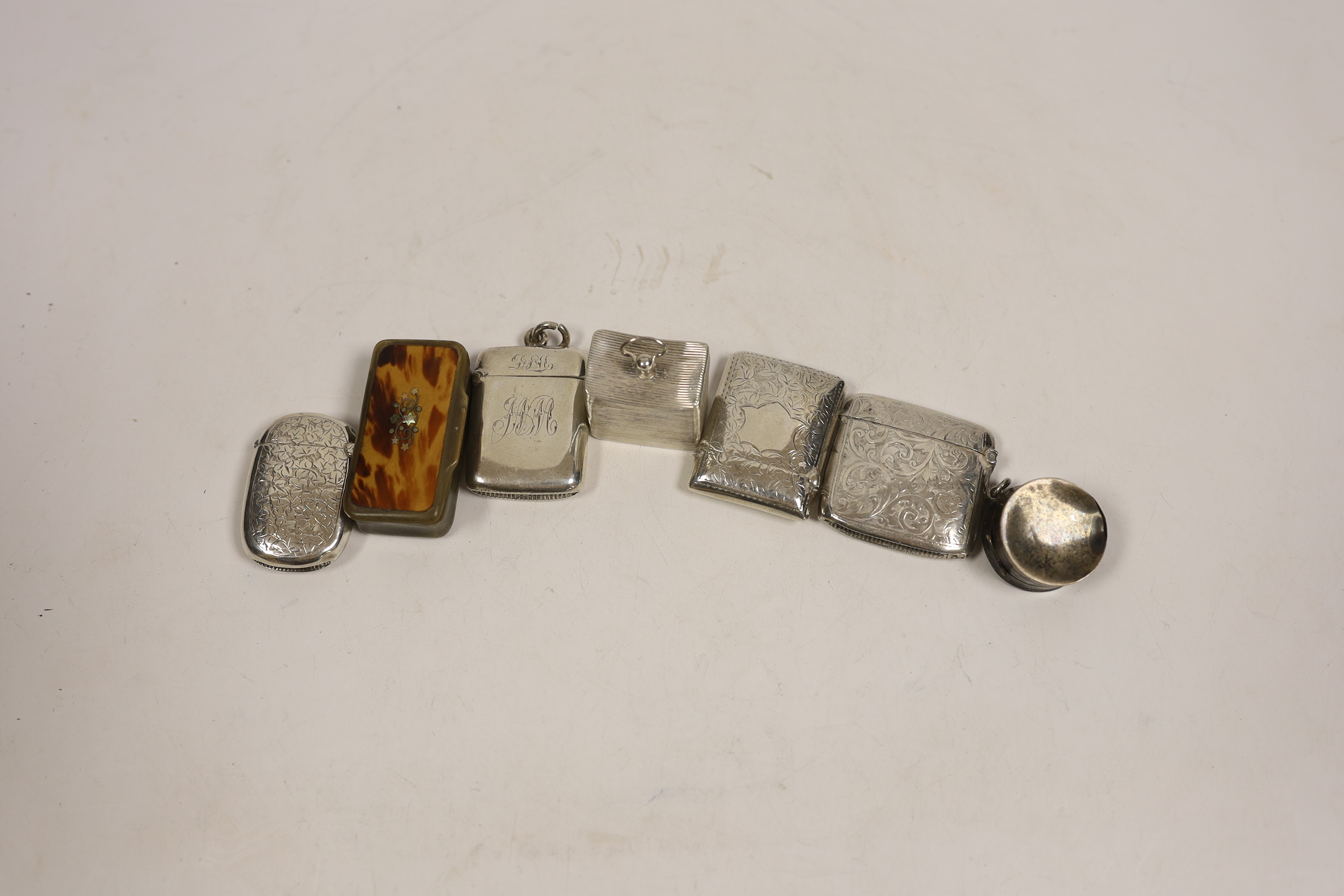 Four assorted silver vesta cases, a silver pill box, Dutch white metal pill box and a horn snuff box.